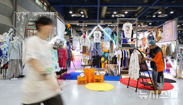 [서울=뉴시스] 황준선 기자 = 7일 서울 강남구 코엑스에서 개막한 어반브레이크 2025를 찾은 관람객이 부스를 둘러보고 있다. 2025.08.07. hwang@newsis.com