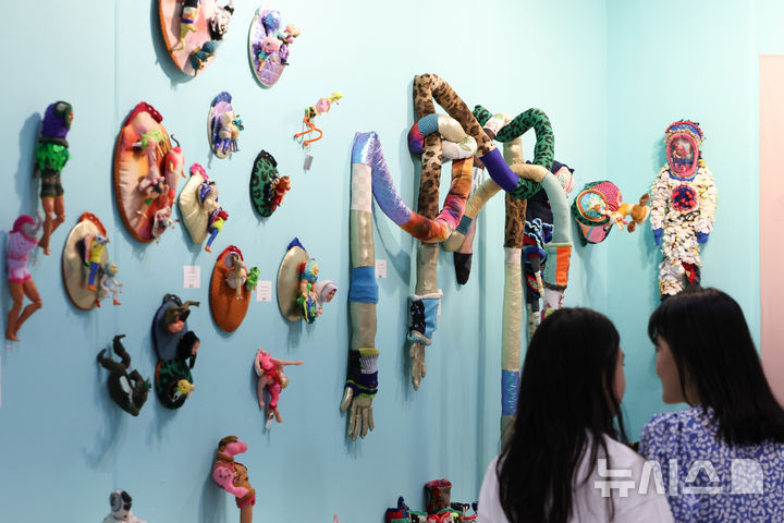 [서울=뉴시스] 황준선 기자 = 7일 서울 강남구 코엑스에서 개막한 어반브레이크 2025를 찾은 관람객이 부스를 둘러보고 있다. 2025.08.07. hwang@newsis.com