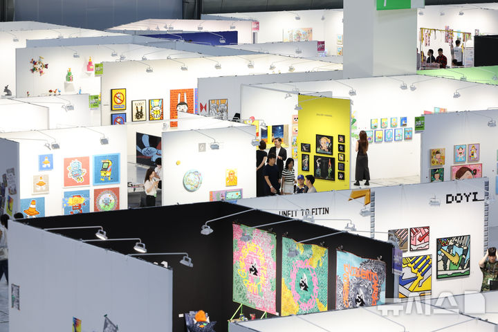 [서울=뉴시스] 황준선 기자 = 7일 서울 강남구 코엑스에서 개막한 어반브레이크 2025를 찾은 관람객들이 부스를 둘러보고 있다. 2025.08.07. hwang@newsis.com