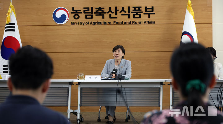[세종=뉴시스] 강종민 기자 = 송미령 농림축산식품부 장관이 7일 세종시 정부세종청사에서 열린 출입기자 간담회에서 농식품 주요 정책과 현안을 설명하고 있다. 2025.08.07. ppkjm@newsis.com