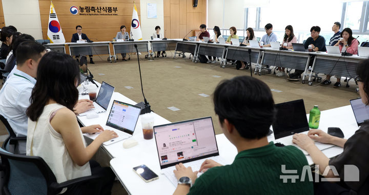 [세종=뉴시스] 강종민 기자 = 송미령 농림축산식품부 장관이 7일 세종시 정부세종청사에서 열린 출입기자 간담회에서 농식품 주요 정책과 현안을 설명하고 있다. 2025.08.07. ppkjm@newsis.com