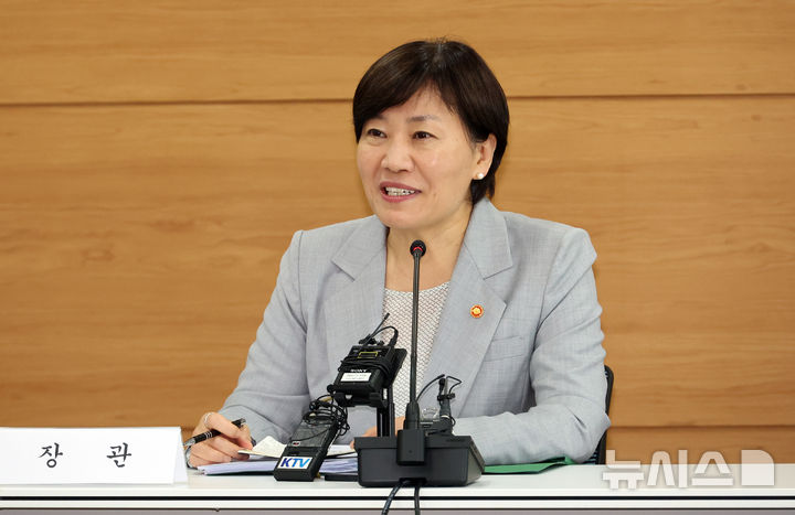 [세종=뉴시스] 강종민 기자 = 송미령 농림축산식품부 장관이 7일 세종시 정부세종청사에서 열린 출입기자 간담회에서 농식품 주요 정책과 현안을 설명하고 있다. 2025.08.07. ppkjm@newsis.com