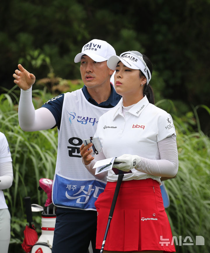 [서귀포=뉴시스] 우장호 기자 = 7일 오후 제주 서귀포시 사이프러스 골프앤리조트에서 열린 KLPGA 하반기 투어 시작을 알리는 '제12회 제주 삼다수 마스터스십(총상금 10억원, 우승상금 1억8000만원 규모)' FR에서 국내 복귀전에 나선 윤이나가 1번홀 티오프 전 코스를 확인하고 있다. 2025.08.07. woo1223@newsis.com