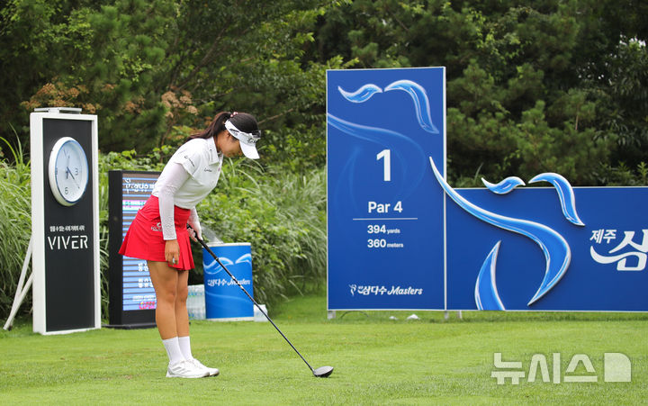 [서귀포=뉴시스] 우장호 기자 = 7일 오후 제주 서귀포시 사이프러스 골프앤리조트에서 열린 KLPGA 하반기 투어 시작을 알리는 '제12회 제주 삼다수 마스터스십(총상금 10억원, 우승상금 1억8000만원 규모)' FR에서 국내 복귀전에 나선 윤이나가 1번홀에서 티오프하기 전 갤러리를 향해 인사를 하고 있다. 2025.08.07. woo1223@newsis.com