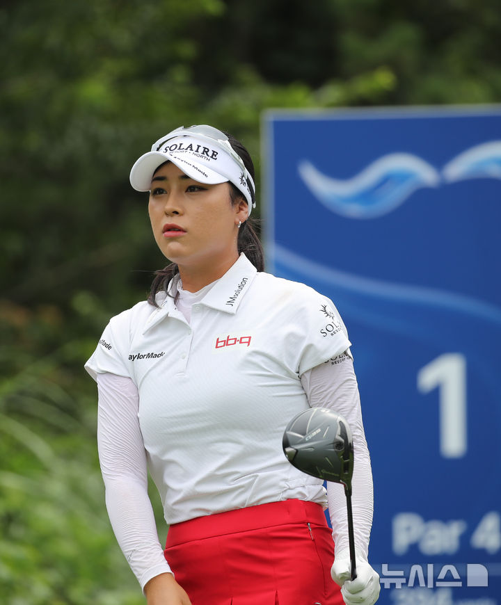 [서귀포=뉴시스] 우장호 기자 = 7일 오후 제주 서귀포시 사이프러스 골프앤리조트에서 열린 KLPGA 하반기 투어 시작을 알리는 '제12회 제주 삼다수 마스터스십(총상금 10억원, 우승상금 1억8000만원 규모)' FR에서 국내 복귀전에 나선 윤이나가 1번홀에서 티오프 후 공의 위치를 확인하고 있다. 2025.08.07. woo1223@newsis.com