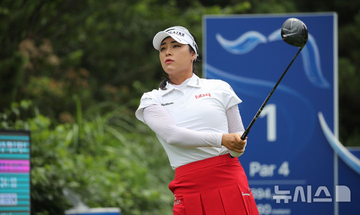 [서귀포=뉴시스] 우장호 기자 = 7일 오후 제주 서귀포시 사이프러스 골프앤리조트에서 열린 KLPGA 하반기 투어 시작을 알리는 '제12회 제주 삼다수 마스터스십(총상금 10억원, 우승상금 1억8000만원 규모)' FR에서 국내 복귀전에 나선 윤이나가 1번홀에서 티오프하고 있다. 2025.08.07. woo1223@newsis.com