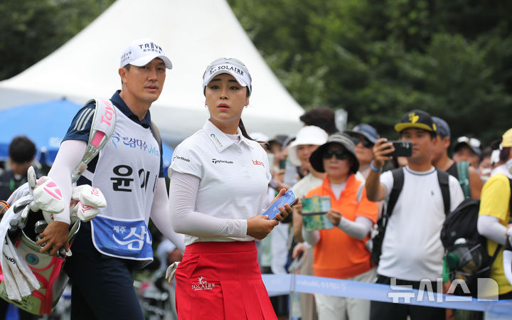 [서귀포=뉴시스] 우장호 기자 = 7일 오후 제주 서귀포시 사이프러스 골프앤리조트에서 열린 KLPGA 하반기 투어 시작을 알리는 '제12회 제주 삼다수 마스터스십(총상금 10억원, 우승상금 1억8000만원 규모)' FR에서 국내 복귀전에 나선 윤이나가 1번홀에서 티오프 후 공의 위치를 확인 하고 있다. 2025.08.07. woo1223@newsis.com