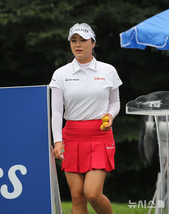 [서귀포=뉴시스] 우장호 기자 = 7일 오후 제주 서귀포시 사이프러스 골프앤리조트에서 열린 KLPGA 하반기 투어 시작을 알리는 '제12회 제주 삼다수 마스터스십(총상금 10억원, 우승상금 1억8000만원 규모)' FR에서 국내 복귀전에 나선 윤이나가 티오프를 위해 그린으로 향하고 있다. 2025.08.07. woo1223@newsis.com