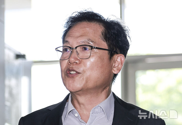 [서울=뉴시스] 정병혁 기자 = 김철문 전 경북경찰청장이 7일 서울 서초구 이명현 순직해병 특별검사 사무실로 조사를 받기 위해 줄석하고 있다. 2025.08.07. jhope@newsis.com