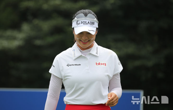 [서귀포=뉴시스] 우장호 기자 = 7일 오후 제주 서귀포시 사이프러스 골프앤리조트에서 KLPGA 하반기 투어 시작을 알리는 '제12회 제주 삼다수 마스터스십(총상금 10억원, 우승상금 1억8000만원 규모)' FR에서 윤이나가 티오프 후 환하게 웃고 있다. 2025.08.07. woo1223@newsis.com