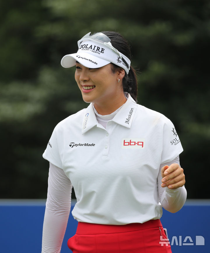 [서귀포=뉴시스] 우장호 기자 = 7일 오후 제주 서귀포시 사이프러스 골프앤리조트에서 KLPGA 하반기 투어 시작을 알리는 '제12회 제주 삼다수 마스터스십(총상금 10억원, 우승상금 1억8000만원 규모)' FR에서 윤이나가 티오프 후 환하게 웃고 있다. 2025.08.07. woo1223@newsis.com