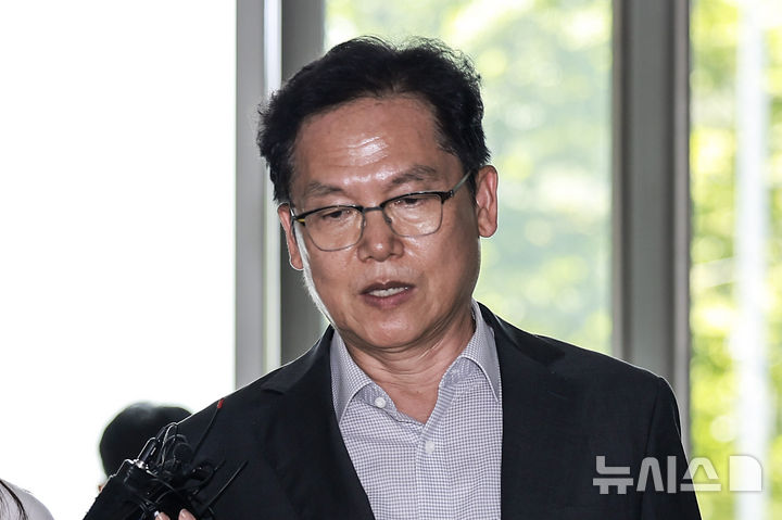 [서울=뉴시스] 김철문 전 경북경찰청장(현 전북경찰청장)이 지난 8월 7일 서울 서초구 이명현 순직해병 특별검사 사무실로 조사를 받기 위해 줄석하고 있다. (사진=뉴시스DB). photo@newsis.com