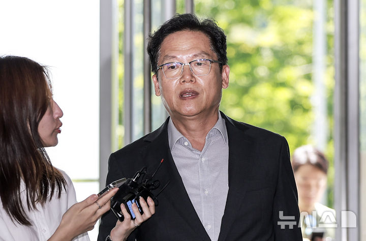 [서울=뉴시스] 정병혁 기자 = 김철문 전 경북경찰청장이 7일 서울 서초구 이명현 순직해병 특별검사 사무실로 조사를 받기 위해 줄석하고 있다. 2025.08.07. jhope@newsis.com