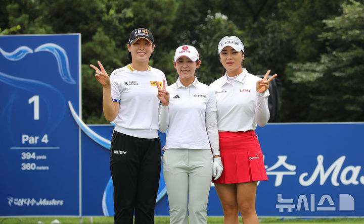 [서귀포=뉴시스] 우장호 기자 = 7일 오후 제주 서귀포시 사이프러스 골프앤리조트에서 KLPGA 하반기 투어 시작을 알리는 '제12회 제주 삼다수 마스터스십(총상금 10억원, 우승상금 1억8000만원 규모)' FR에서 방신실(왼쪽부터)과 황유민, 윤이나가 카메라를 향해 포즈를 취하고 있다. 2025.08.07. woo1223@newsis.com