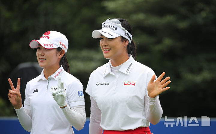 [서귀포=뉴시스] 우장호 기자 = 7일 오후 제주 서귀포시 사이프러스 골프앤리조트에서 KLPGA 하반기 투어 시작을 알리는 '제12회 제주 삼다수 마스터스십(총상금 10억원, 우승상금 1억8000만원 규모)' FR에서 황유민(왼쪽)과 윤이나가 카메라를 향해 포즈를 취하고 있다. 2025.08.07. woo1223@newsis.com