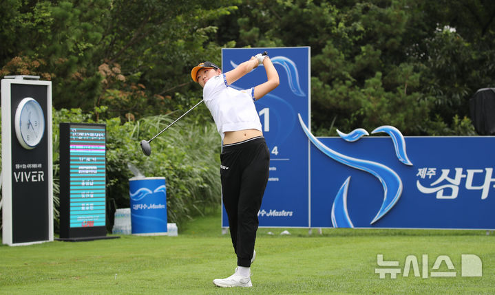 [서귀포=뉴시스] 우장호 기자 = 7일 오후 제주 서귀포시 사이프러스 골프앤리조트에서 열린 KLPGA 하반기 투어 시작을 알리는 '제12회 제주 삼다수 마스터스십(총상금 10억원, 우승상금 1억8000만원 규모)' FR에서 방신실이 1번홀에서 티오프하고 있다. 2025.08.07. woo1223@newsis.com