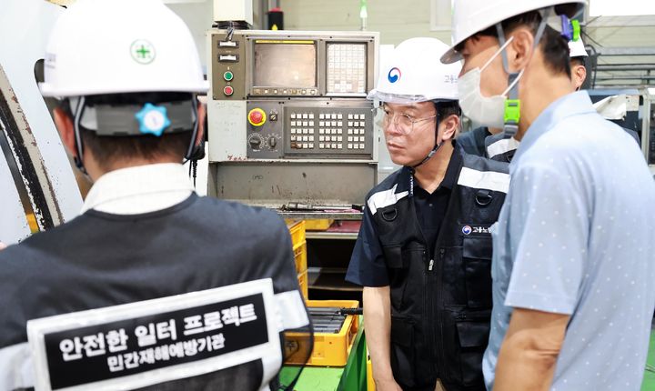 [서울=뉴시스] 김영훈 고용노동부 장관이 지난해 8월 7일 안전한 일터 프로젝트 제3차 불시점검 차 경기 안양시에 위치한 제조업 사업장을 방문해 시설을 살펴보고 있다. (사진=고용노동부 제공) 2025.08.07. photo@newsis.com *재판매 및 DB 금지