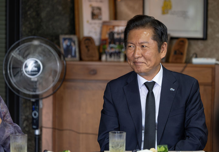 [서울=뉴시스] 정청래 더불어민주당 대표가 7일 경남 김해 봉하마을 노무현 전 대통령 관저에서 권양숙 여사를 예방하고 있다.(사진=더불어민주당 제공) 2025.08.07. photo@newsis.com *재판매 및 DB 금지