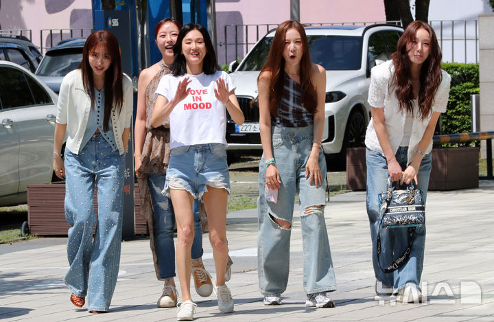 [서울=뉴시스] 김혜진 기자 = 그룹 베이비복스가 7일 오후 서울 양천구 목동 SBS에서 진행되는 컬투쇼 출연을 위해 방송국으로 들어서고 있다. 2025.08.07. jini@newsis.com