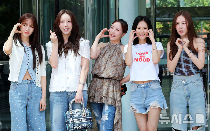 [서울=뉴시스] 김혜진 기자 = 그룹 베이비복스가 7일 오후 서울 양천구 목동 SBS에서 진행되는 컬투쇼 출연을 위해 방송국으로 들어서고 있다. 2025.08.07. jini@newsis.com