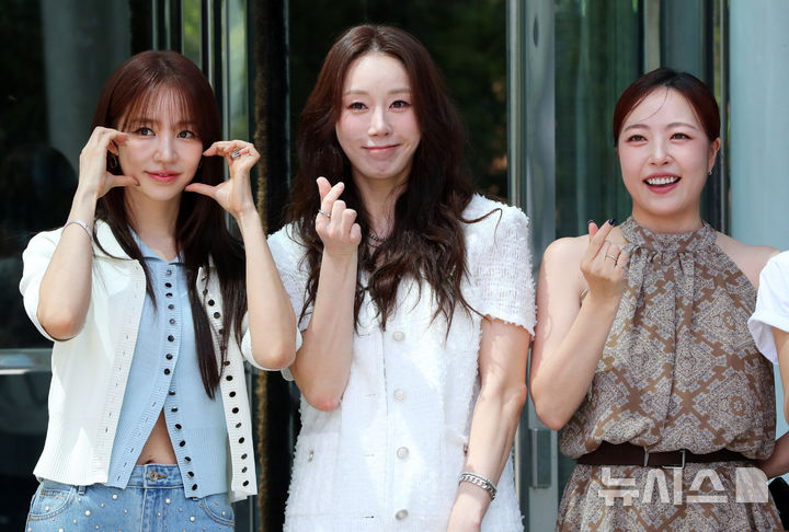 [서울=뉴시스] 김혜진 기자 = 그룹 베이비복스 윤은혜(왼쪽부터), 김이지, 심은진이 7일 오후 서울 양천구 목동 SBS에서 진행되는 컬투쇼 출연을 위해 방송국으로 들어서고 있다. 2025.08.07. jini@newsis.com