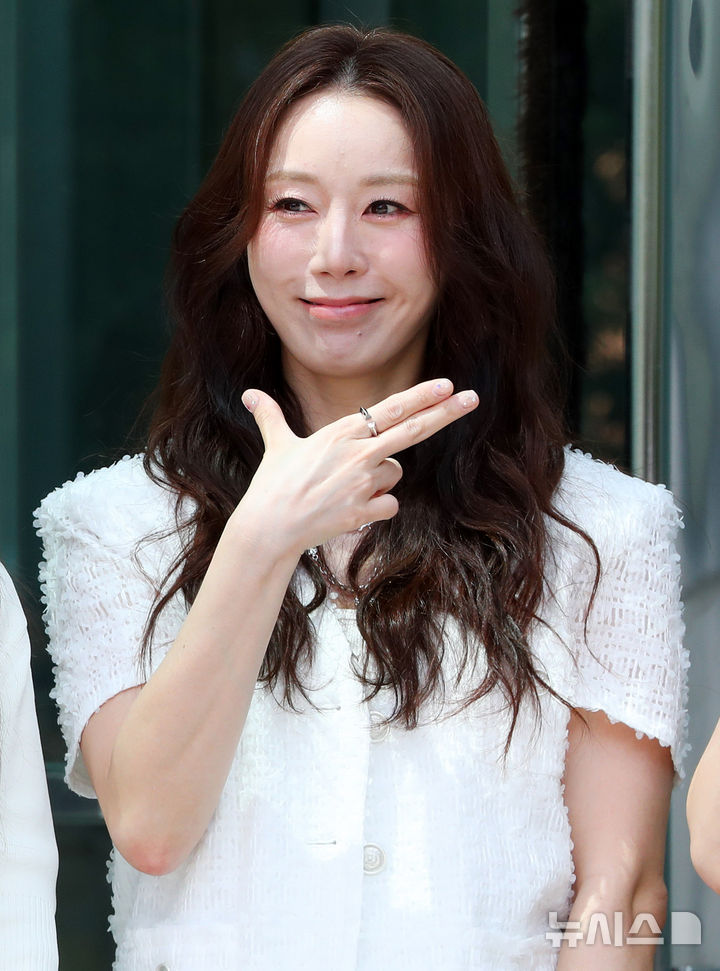 [서울=뉴시스] 김혜진 기자 = 그룹 베이비복스 김이지이 7일 오후 서울 양천구 목동 SBS에서 진행되는 컬투쇼 출연을 위해 방송국으로 들어서고 있다. 2025.08.07. jini@newsis.com