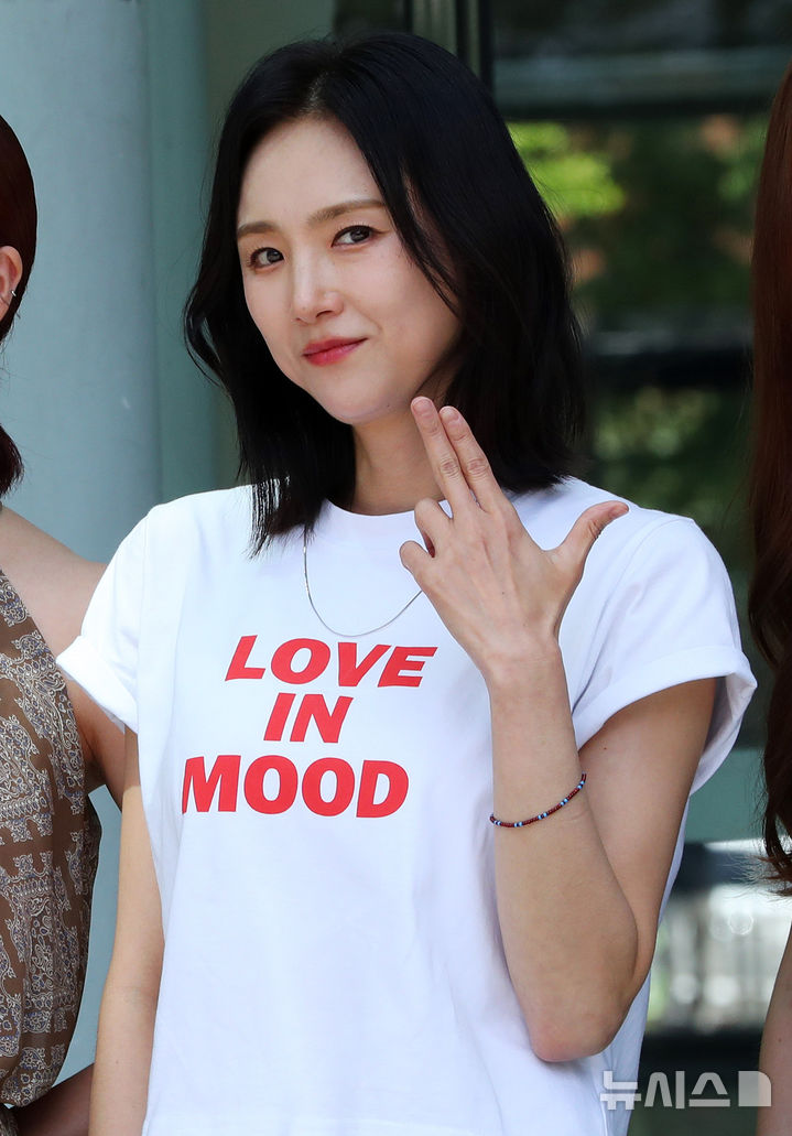 [서울=뉴시스] 김혜진 기자 = 그룹 베이비복스 이희진이 7일 오후 서울 양천구 목동 SBS에서 진행되는 컬투쇼 출연을 위해 방송국으로 들어서고 있다. 2025.08.07. jini@newsis.com