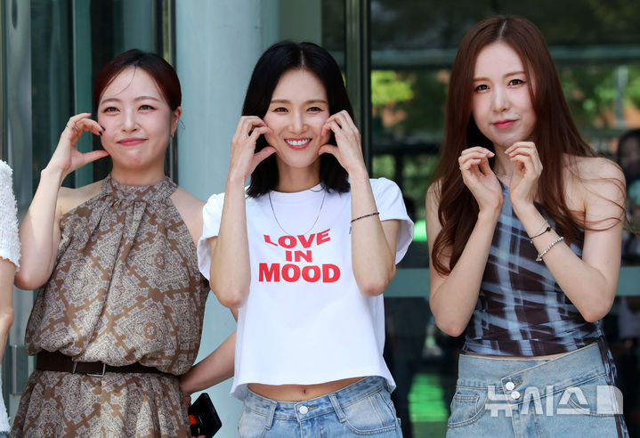 [서울=뉴시스] 김혜진 기자 = 그룹 베이비복스 심은진(왼쪽부터), 이희진, 간미연이 7일 오후 서울 양천구 목동 SBS에서 진행되는 컬투쇼 출연을 위해 방송국으로 들어서고 있다. 2025.08.07. jini@newsis.com