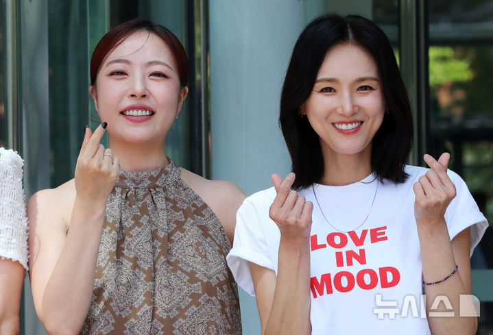 [서울=뉴시스] 김혜진 기자 = 그룹 베이비복스 심은진(왼쪽), 이희진이 7일 오후 서울 양천구 목동 SBS에서 진행되는 컬투쇼 출연을 위해 방송국으로 들어서고 있다. 2025.08.07. jini@newsis.com