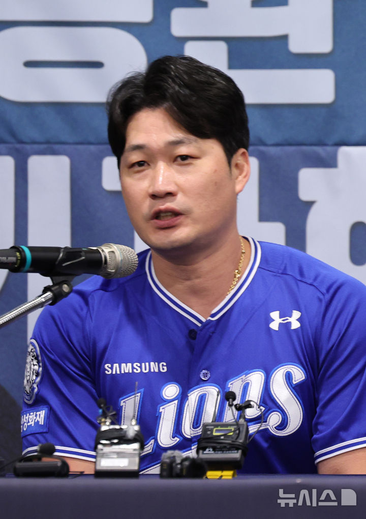 [인천=뉴시스] 배훈식 기자 = 삼성 라이온즈 '끝판대장' 투수 오승환이 7일 오후 인천 연수구 오라카이 송도파크 호텔에서 은퇴 기자회견을 하고 있다. 2025.08.07. dahora83@newsis.com