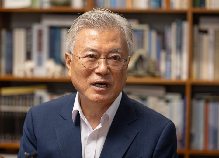 [서울=뉴시스] 문재인 전 대통령이 7일 경남 양산시 평산마을 관저에서 정청래 더불어민주당 대표와 대화하고 있다.(사진=더불어민주당 제공) 2025.08.07. photo@newsis.com *재판매 및 DB 금지