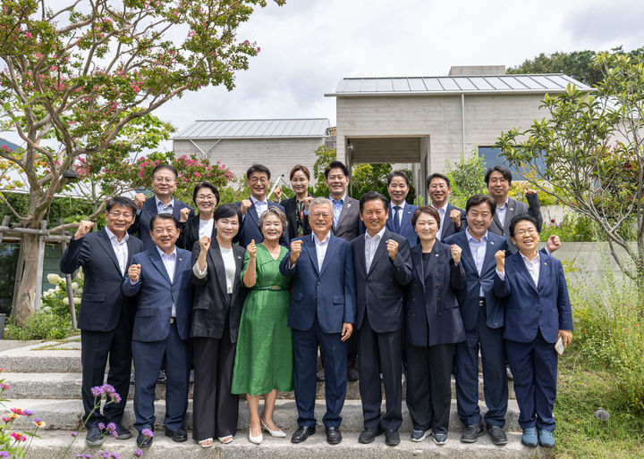 [서울=뉴시스] 문재인 전 대통령이 7일 경남 양산시 평산마을 관저에서 정청래 더불어민주당 대표 및 의원들과 기념촬영하고 있다.(사진=더불어민주당 제공) 2025.08.07. photo@newsis.com *재판매 및 DB 금지