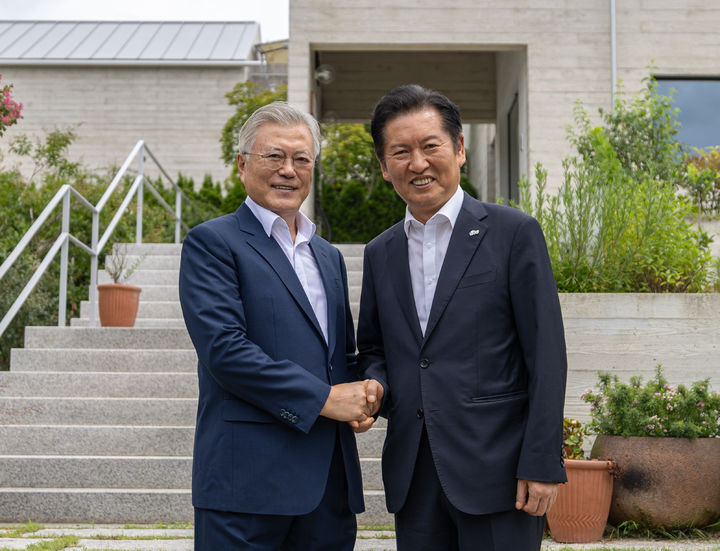 [서울=뉴시스] 문재인 전 대통령이 지난해 8월 7일 경남 양산시 평산마을 사저에서 정청래 더불어민주당 대표와 기념촬영하고 있다.(사진=더불어민주당 제공) 2025.08.07. photo@newsis.com *재판매 및 DB 금지