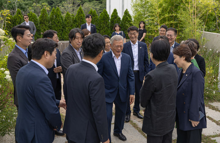 [서울=뉴시스] 문재인 전 대통령이 7일 경남 양산시 평산마을 관저에서 정청래 더불어민주당 대표 및 의원들과 인사를 나누고 있다.(사진=더불어민주당 제공) 2025.08.07. photo@newsis.com *재판매 및 DB 금지