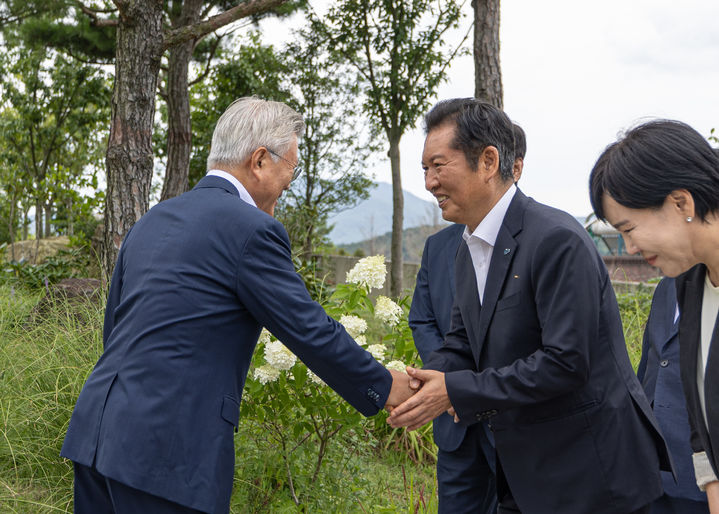 [서울=뉴시스] 문재인 전 대통령이 7일 경남 양산시 평산마을 관저에서 정청래 더불어민주당 대표와 인사를 나누고 있다.(사진=더불어민주당 제공) 2025.08.07. photo@newsis.com *재판매 및 DB 금지