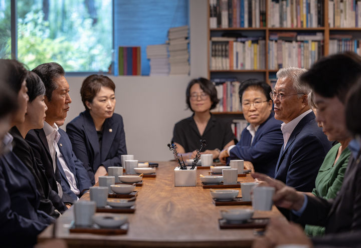 [서울=뉴시스] 정청래 더불어민주당 대표가 7일 경남 양산시 평산마을 문재인 전 대통령 관저에서 문 전 대통령을 예방하고 있다.(사진=더불어민주당 제공) 2025.08.07. photo@newsis.com *재판매 및 DB 금지