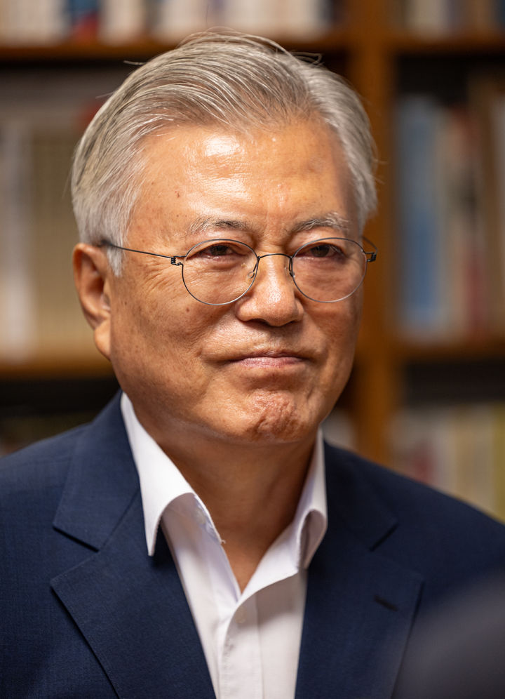 [서울=뉴시스] 문재인 전 대통령이 7일 경남 양산시 평산마을 관저에서 정청래 더불어민주당 대표와 대화하고 있다.(사진=더불어민주당 제공) 2025.08.07. photo@newsis.com *재판매 및 DB 금지