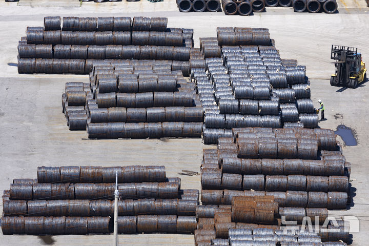 [평택=뉴시스] 김근수 기자 = 미국의 ‘트럼프표 상호관세’가 발효된 7일 경기 평택항 부두 야적장에 철강 제품들이 쌓여 있다. 2025.08.07. ks@newsis.com