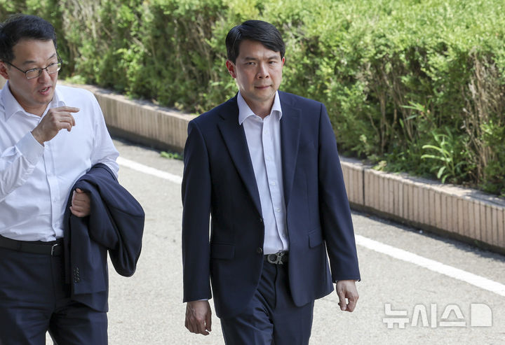 [과천=뉴시스] 조성우 기자 = 성상헌(오른쪽) 법무부 검찰국장이 7일 경기도 과천시 정부과천청사 법무부에 들어서고 있다.법무부는 이날 오후 정부과천청사에서 사면심사위원회를 열고 광복절 특별사면 및 복권 후보자를 심사한다. 2025.08.07. xconfind@newsis.com