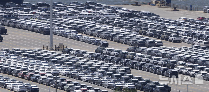 [평택=뉴시스] 김근수 기자 = 미국의 ‘트럼프표 상호관세’가 발효된 7일 경기 평택항 부두 야적장에 수출용 차량들이 놓여 있다. 2025.08.07. ks@newsis.com