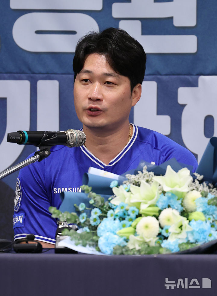 [인천=뉴시스] 배훈식 기자 = 삼성 라이온즈 '끝판대장' 투수 오승환이 7일 오후 인천 연수구 오라카이 송도파크 호텔에서 열린 은퇴 기자회견에서 취재진의 질문에 답하고 있다. 2025.08.07. dahora83@newsis.com