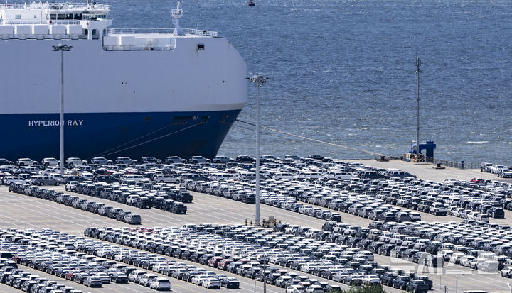 [평택=뉴시스] 김근수 기자 = 미국의 ‘트럼프표 상호관세’가 발효된 7일 경기 평택항 부두 야적장에 수출용 차량들이 놓여 있다.2025.08.07. ks@newsis.com