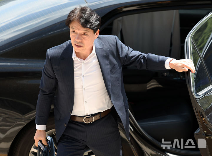 [과천=뉴시스] 조성우 기자 = 이상호 법무법인 율우 변호사가 7일 경기도 과천시 정부과천청사 법무부에서 열린 사면심사위원회에 참석하고 있다.법무부는 이날 사면심사위원회를 열고 광복절 특별사면 및 복권 후보자를 심사한다. 2025.08.07. xconfind@newsis.com