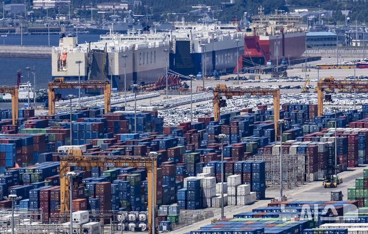 [평택=뉴시스] 김근수 기자 = 사진은 지난 7일 경기 평택항 부두 야적장에 수출입 컨테이너가 쌓여 있는 모습. 2025.08.07. ks@newsis.com