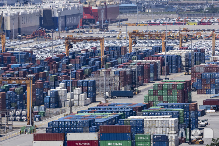 [평택=뉴시스] 김근수 기자 = 경기 평택항 부두 야적장에 수출입 컨테이너가 쌓여 있다. 2025.08.07. ks@newsis.com