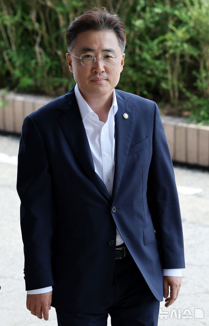 [과천=뉴시스] 조성우 기자 = 이진수 법무부 차관이 7일 경기도 과천시 정부과천청사 법무부에 들어서고 있다.법무부는 이날 오후 정부과천청사에서 사면심사위원회를 열고 광복절 특별사면 및 복권 후보자를 심사한다. 2025.08.07. xconfind@newsis.com