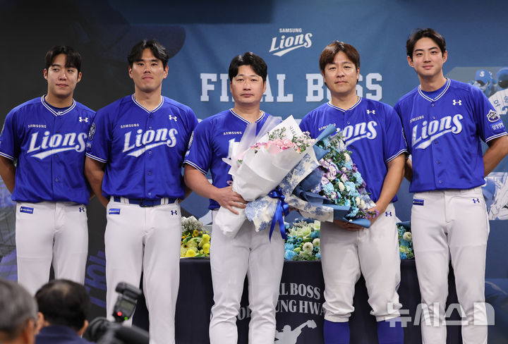 [인천=뉴시스] 배훈식 기자 = 삼성 라이온즈 '끝판대장' 투수 오승환이 7일 오후 인천 연수구 오라카이 송도파크 호텔에서 열린 은퇴 기자회견에서 후배 선수들과 기념촬영을 하고 있다. 왼쪽부터 원태인, 김재윤, 오승환, 강민호, 구자욱. 2025.08.07. dahora83@newsis.com