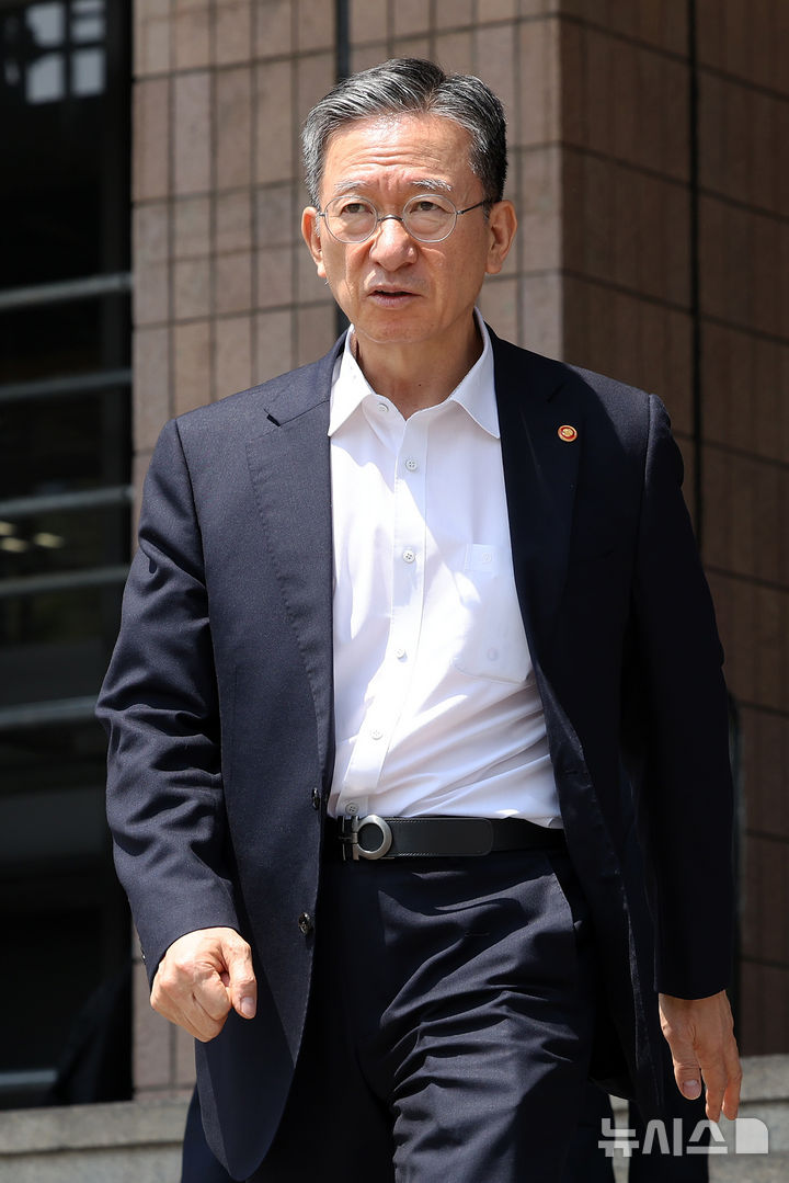 [과천=뉴시스] 조성우 기자 = 정성호 법무부 장관이 7일 경기도 과천시 정부과천청사 법무부를 나서고 있다.법무부는 이날 오후 정부과천청사에서 사면심사위원회를 열고 광복절 특별사면 및 복권 후보자를 심사한다. 2025.08.07. xconfind@newsis.com