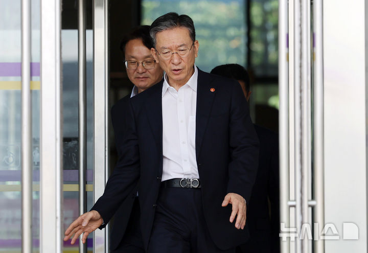 [과천=뉴시스] 조성우 기자 = 정성호 법무부 장관이 7일 경기도 과천시 정부과천청사 법무부를 나서고 있다.법무부는 이날 오후 정부과천청사에서 사면심사위원회를 열고 광복절 특별사면 및 복권 후보자를 심사한다. 2025.08.07. xconfind@newsis.com