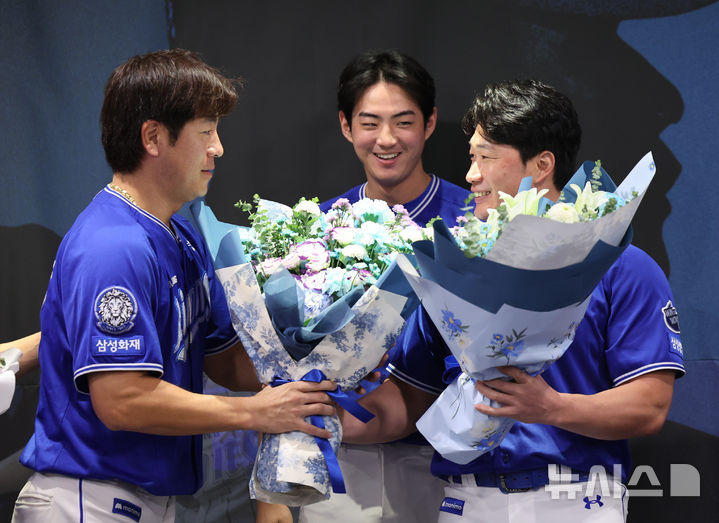 [인천=뉴시스] 배훈식 기자 = 삼성 라이온즈 '끝판대장' 투수 오승환(오른쪽)이 7일 오후 인천 연수구 오라카이 송도파크 호텔에서 열린 은퇴 기자회견에서 강민호에게 꽃다발을 받고 있다. 2025.08.07. dahora83@newsis.com